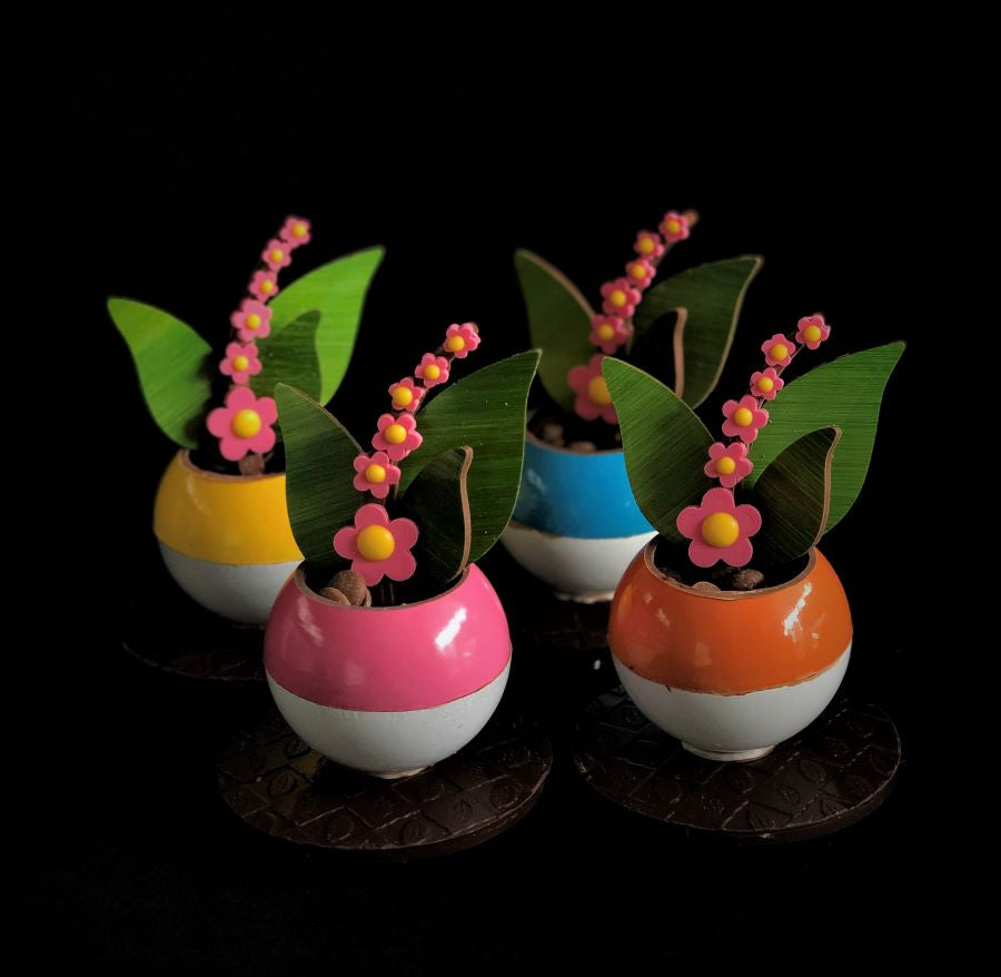 Small Vase with daisy flowers